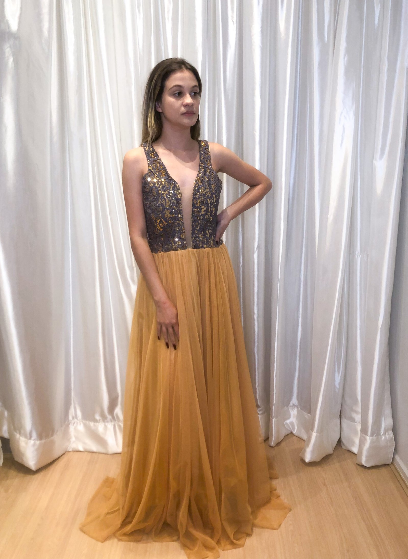 Vestido Longo Dourado Modelo Solto